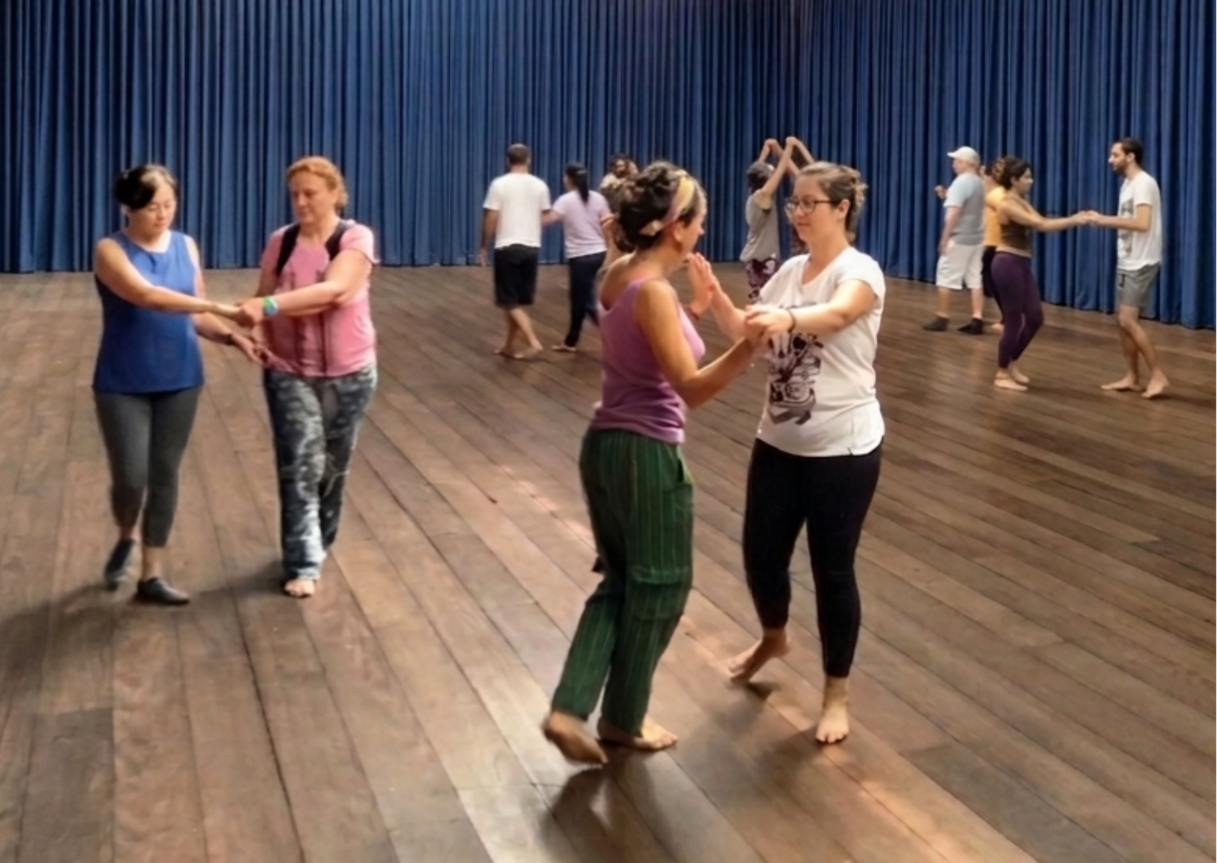 Bioenergética - Mulher praticando exercícios de consciência corporal